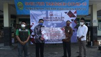 Otoritas Jasa Keuangan (OJK) bekerjasama dengan Industri Jasa Keuangan (IJK) menyalurkan bantuan kepada Komunitas Sambatan Jogja (Sonjo) berupa uang sebesar Rp150 juta untuk penyediaan dukungan penganganan COVID-19 seperti APD level 3, wearpack level 2, vitamin dan Kasur serta kebutuhan lain yang diperlukan untuk shelter-shelter dan tim relawan di DIY.