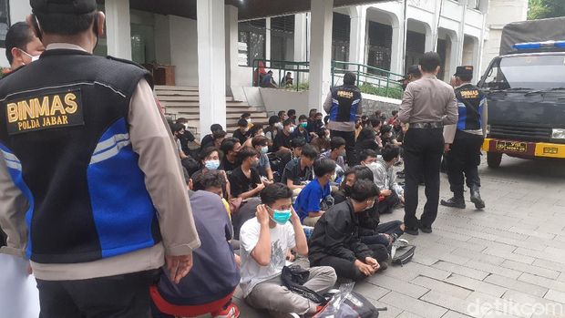 Pelajar SMP-SMA Diamankan Polisi Usai Aksi Tolak PPKM di Bandung Pelajar SMP-SMA Diamankan Polisi Usai Aksi Tolak PPKM di Bandung