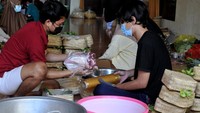 Panitian melarang masyarakat menonton penyembelihan dan membagikan daging kurban langsung ke tempat penerima untuk mencegah terjadinya kerumunan warga.