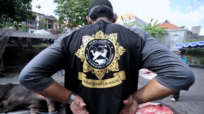 PEMOTONGAN HEWAN KURBAN DI BALI Panitia mengemas daging hewan kurban yang akan dibagikan di kawasan Padangsambian, Denpasar, Bali, Selasa (20/7/2021). Pemotongan hewan kurban saat Hari Raya Idul Adha 1442 H di kawasan tersebut dilakukan oleh panitia yang telah divaksin COVID-19 dengan jumlah terbatas dan menerapkan protokol kesehatan secara ketat, melarang masyarakat menonton penyembelihan dan membagikan daging kurban langsung ke tempat penerima untuk mencegah terjadinya kerumunan warga. ANTARA FOTO/Fikri Yusuf/wsj.