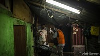  Penyaluran bantuan tunai dilakukan dengan menyambangi langsung (door to door) rumah para keluarga penerima manfaat (KPM).