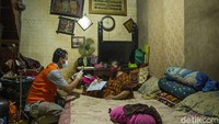 Petugas pos menyalurkan bantuan tunai kepada warga di kawasan Kebon Jahe, Jakarta Pusat, Rabu (21/7/2021).