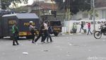 Polisi Bubarkan Massa Aksi Penolak PPKM di Bandung