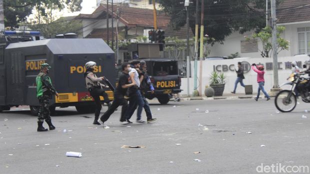 Polisi Bubarkan Massa Aksi Penolak PPKM di Bandung Polisi membubarkan massa aksi penolak Pemberlakuan Pembatasan Kegiatan Masyarakat (PPKM) yang menduduki persimpangan Dago-Sulanjana, Bandung.