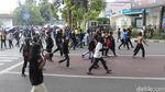 Polisi Bubarkan Massa Aksi Penolak PPKM di Bandung