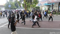 Pantauan detikcom, massa aksi sempat berupaya untuk mengkonfontir petugas yang sebelumnya telah bersiaga di Gedung Sate. Mereka menyeret water barrier untuk menghalangi langkah petugas.