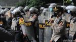 Polisi Bubarkan Massa Aksi Penolak PPKM di Bandung