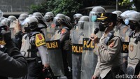 Kemudian, polisi pun bergerak melakukan tindakan tegas kepada para demonstran yang melakukan perlawanan. Tak memakan waktu lama, para demonstran yang berlarian ke arah Jalan Sulanjana dibubarkan petugas.