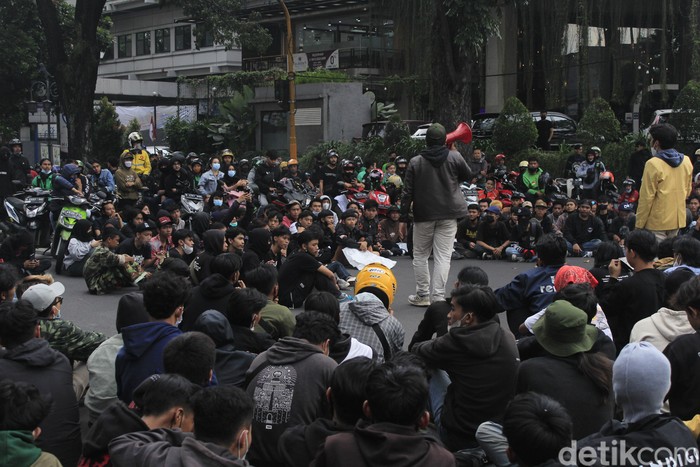 Polisi membubarkan massa aksi penolak Pemberlakuan Pembatasan Kegiatan Masyarakat (PPKM) yang menduduki persimpangan Dago-Sulanjana, Bandung.