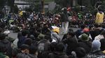 Polisi Bubarkan Massa Aksi Penolak PPKM di Bandung