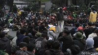 Sebelumnya, ratusan massa aksi yang merupakan gabungan dari berbagai elemen masyarakat itu meneriakan tuntutan mereka di tengah persimpangan jalan tersebut.