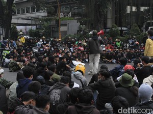 Pemerintah Sesalkan Warga Tak Patuh Prokes Saat Idul Adha-Demo Tolak PPKM