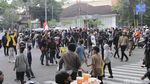Polisi Bubarkan Massa Aksi Penolak PPKM di Bandung