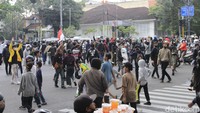Polisi membubarkan massa aksi penolak Pemberlakuan Pembatasan Kegiatan Masyarakat (PPKM) yang menduduki persimpangan Dago - Sulanjana, Kota Bandung pada Rabu (21/7/2021) sekitar pukul 14.40 WIB.