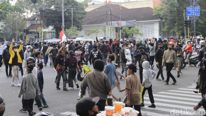 Polisi Bubarkan Massa Aksi Penolak PPKM di Bandung Polisi membubarkan massa aksi penolak Pemberlakuan Pembatasan Kegiatan Masyarakat (PPKM) yang menduduki persimpangan Dago-Sulanjana, Bandung.