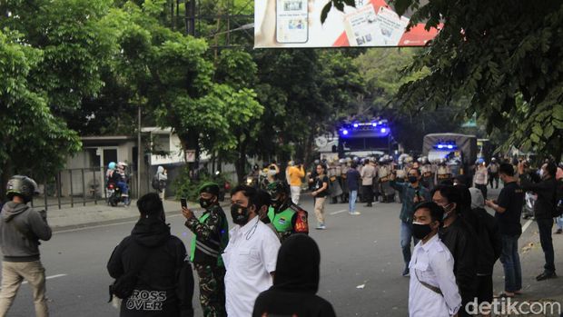Polisi bubarkan massa yang melakukan aksi menolak perpanjangan PPKM di Bandung.