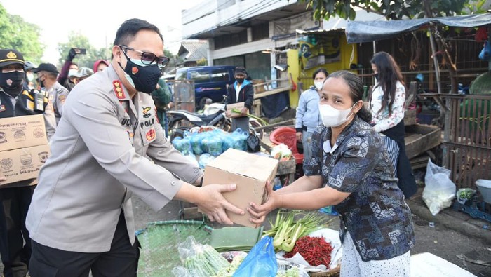 Polisi Distribusi Bansos di Bandung