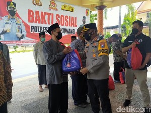 Polisi Banyuwangi Bagikan 1.000 Bansos ke Warga Terdampak PPKM Darurat