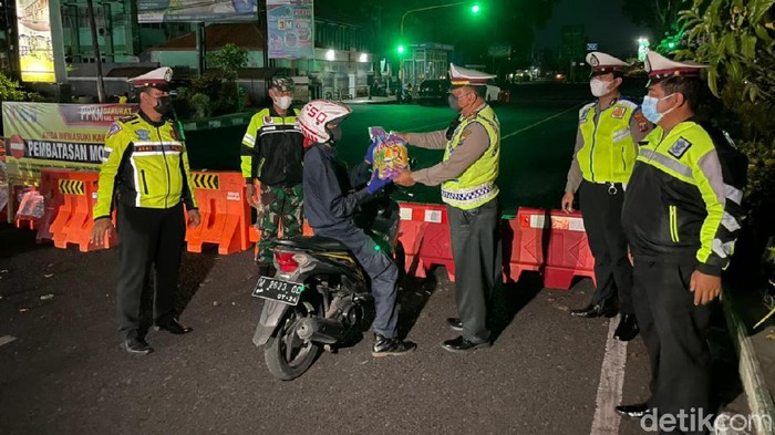 Banyak cara dilakukan polisi Sidoarjo untuk mempercepat penyaluran bantuan sosial, di masa PPKM Darurat. Salah satunya membagikan sembako ke pengguna jalan.