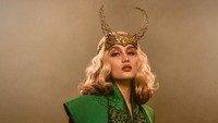 Cinta Laura sebagai Lady Loki tampil fierce! Dalam balutan busana hitam-hijau, Cinta Laura tampil dengan rambut seperti Sylvie. Dari tiga penampilan aktor Indonesia sebagai Loki, mana nih favorit kamu? (Foto: dok. Disney Indonesia) 
