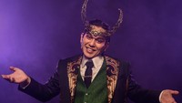 Rangga Azof jadi TVA Loki lengkap dengan gaya khas dan senyum ala The God of Mischief. Aksen batik dalam busananya terlihat lebih dominan. (Foto: dok. Disney Indonesia) 