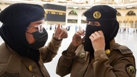 Tidak hanya pria, kini para personel polisi wanita juga dikerahkan dalam menjaga kota suci selama musim haji.  