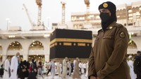 Para jemaah juga mengaku aman dan nyaman dengan adanya polisi wanita yang berjaga.  