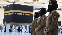 Para polisi wanita ini siap siaga mengawasi para jemaah yang tengah melakukan ibadah haji.  