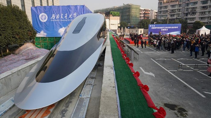 People visit a prototype magnetic levitation train developed with high-temperature superconducting (HTS) maglev technology at the launch ceremony in Chengdu, in southwestern Chinas Sichuan province on January 13, 2021. (Photo by STR / AFP) / China OUT