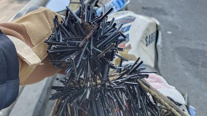 Ranjau Paku Mengintai Pengendara Jakarta Saat PPKM Darurat