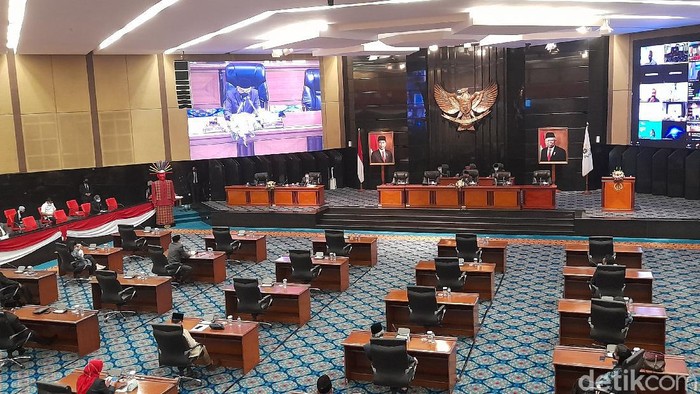 Rapat paripurna DPRD DKI Jakarta dalam rangka penyampaikan pidato penjelasan terhadap Raperda Perubahan atas Perda Nomor 2 Tahun 2020 Tentang Penanggulangan COVID-19 (Tiara Aliya/detikcom)