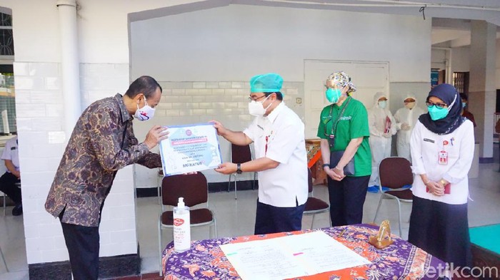 RSU dr Soetomo menerima sejumlah bantuan untuk meningkatkan penanganan pasien COVID-19. Saat ini, RSU merawat 592 pasien COVID-19 dengan gejala berat.