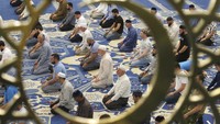 Umat Islam melaksanakan salat Idul Adha di sebuah masjid di Rusia. Salat berlangsung khusyuk.