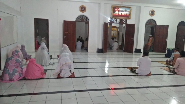 Salat Idul Adha jemaah Islam Aboge di Masjid Masjid Raden Sayid Kuning, Purbalingga, Rabu (21/7/2021).