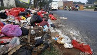 Sampah yang berserakan itu akibat ulah warga yang membuang sembarangan.