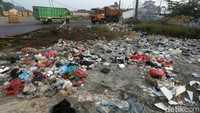 Sampah yang didominasi plastik menumpuk di pinggirdi Kawasan Limusnunggal, Cileungsi, Bogor, Jawa Barat.