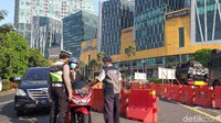 Arus lalu lintas di penyekatan bundaran Waru arah masuk ke Surabaya tampak lengang, Rabu (21/7) pagi.