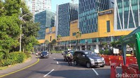  Selama PPKM Darurat ini, hanya kendaraan essensial dan ktitikal saja yang boleh melintas di penyekatan bundaran Waru arah Surabaya.