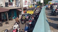  Kemacetan tampak mengular sehingga kendaraan yang lewat harus bergantian, khususnya mobil.
