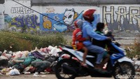 Persoalan sampah tersebut sangat rumit. Sebab, sudah menjadi kebiasaan masyarakat membuang sampah sembarangan.