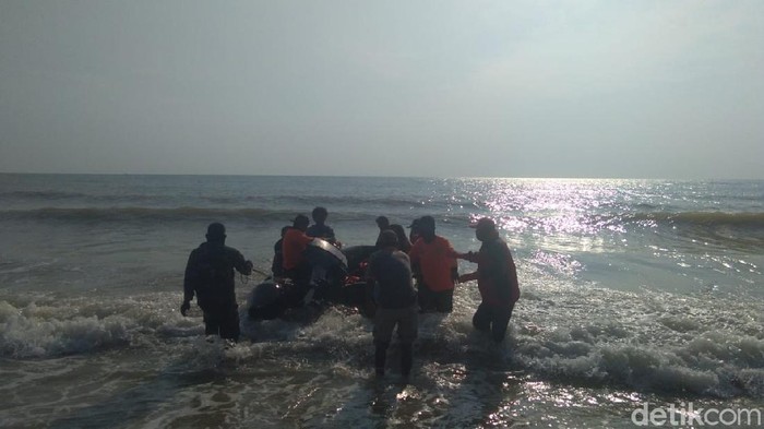 Jasad Muhammad Ridwan (16) sudah ditemukan. Ia merupakan santri yang terseret ombak laut utara Tuban saat mencuci jeroan sapi kurban, Selasa (20/7).