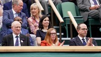 Sarah belum lama ini mendapatkan penghormatan dari para penonton Wimbledon sebelum pertandingan dimulai. Dilansir news.trust.org, disebutkan para penonton memuji upaya tim Sarah yang telah berkontribusi dalam perjuangan Inggris melawan COVID-19. Mereka memuji Sarah dan staf National Health Service (NHS). Steve Parsons/PA Images via Getty Images