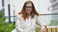 Perlu diketahui Sarah Gilbert lahir di Northamptonshire pada April 1962. Gelar sarjana ilmu biologi didapatnya dari University of East Anglia, pendidikan doktoralnya ditempuh di University of Hull di bidang genetika dan biokimia.