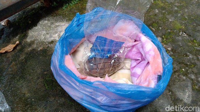 Sebuah granat nanas ditemukan warga Kecamatan Danau Sipin, Kota Jambi saat membersihkan halaman rumahnya. Granat telah diamankan pihak TNI. (Ferdi Almunanda/detikcom)