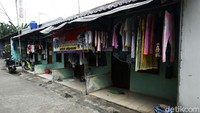 Tak terlihat adanya aktivitas di luar rumah kontrakan.