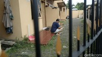 Para penghuni lebih memilih menutup pintu dan berada di dalam rumah kontrakan agar tidak tertular virus Corona.