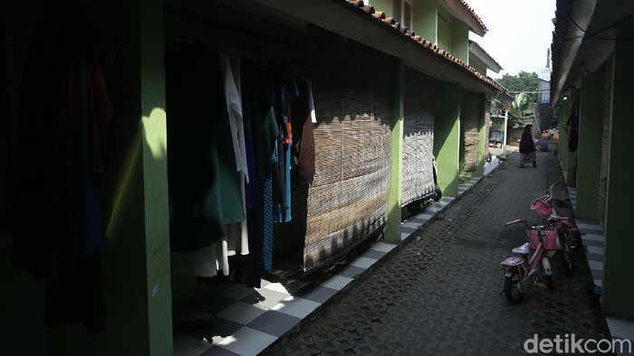 Sepinya Aktivitas Penghuni Kontrakan di Bekasi Saat PPKM Darurat PPKM Darurat kembali diperpanjang oleh pemerintah. Diperpanjangnya PPKM Darurat berdampak pada penghuni kontrakan di wilayah Kota Bekasi yang terlihat sepi dari aktivitas.