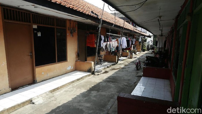 PPKM Darurat kembali diperpanjang oleh pemerintah. Diperpanjangnya PPKM Darurat berdampak pada penghuni kontrakan di wilayah Kota Bekasi yang terlihat sepi dari aktivitas.