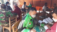 Serbuan vaksin COVID-19 di Ponpes Al Huda ini tidak hanya bagi santri saja. Tetapi juga kepada masyarakat umum sekitar Pondok Pesantren.