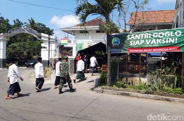 Pelaksanakan vaksinasi  COVID-19 tak hanya diberikan kepada masyarakat. Serbuan vaksinasi dari Kodim 0724/Boyolali juga menyasar pondok pesantren.